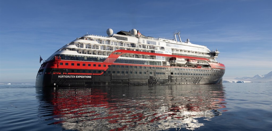 MS Fridtjof Nansen by  Espen Mills / Hurtigruten fotograf